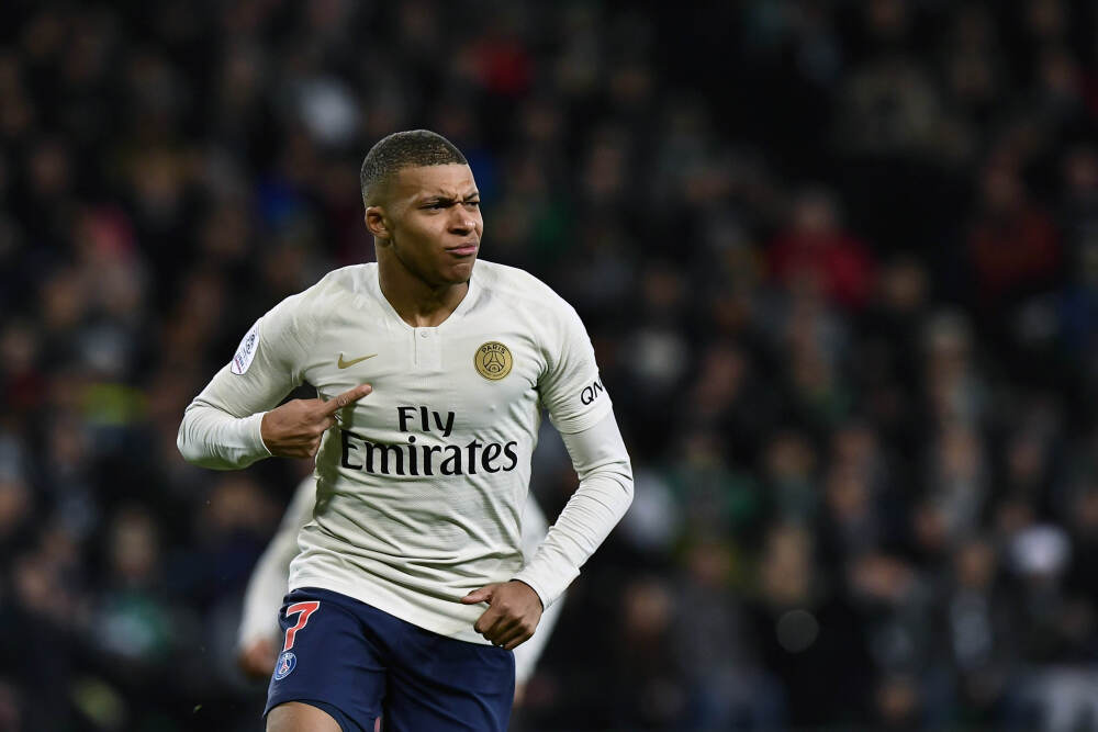 镜中之脑：当 AI 成为一张高级的脸